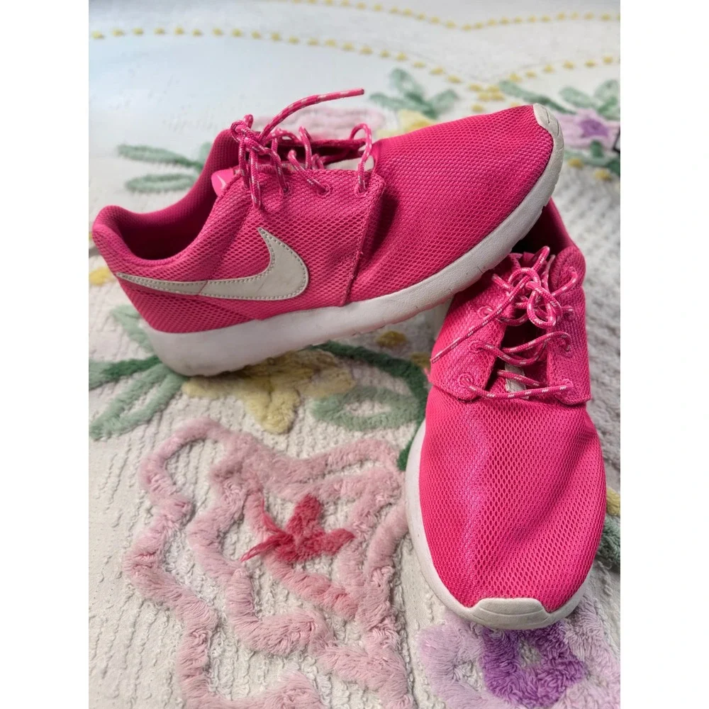 Nike Roshe‎ One Sneakers Pink White Athletic Running Shoes Womens 8